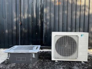 Four-way air conditioner, Daikin brand, model RR42DXY1S2, size 42,000 BTU.