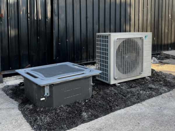 Four-way air conditioner, Daikin brand, model RR42DXY1S2, size 42,000 BTU.