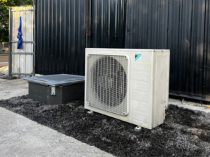 Four-way air conditioner, Daikin brand, model RR42DXY1S2, size 42,000 BTU.