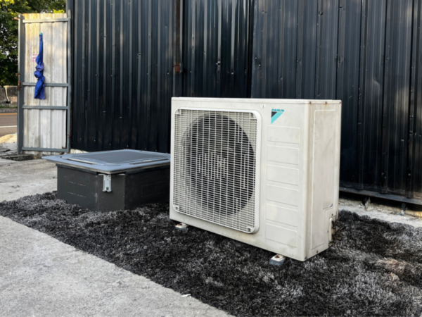 Four-way air conditioner, Daikin brand, model RR42DXY1S2, size 42,000 BTU.