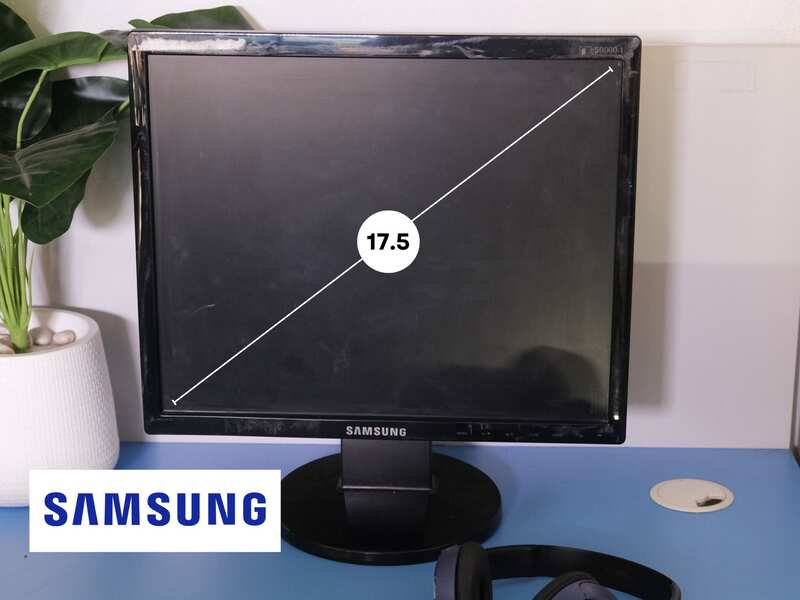 Computer screen Samsung 17.5 inches works normally.