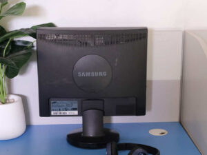 Computer screen Samsung 17.5 inches works normally.
