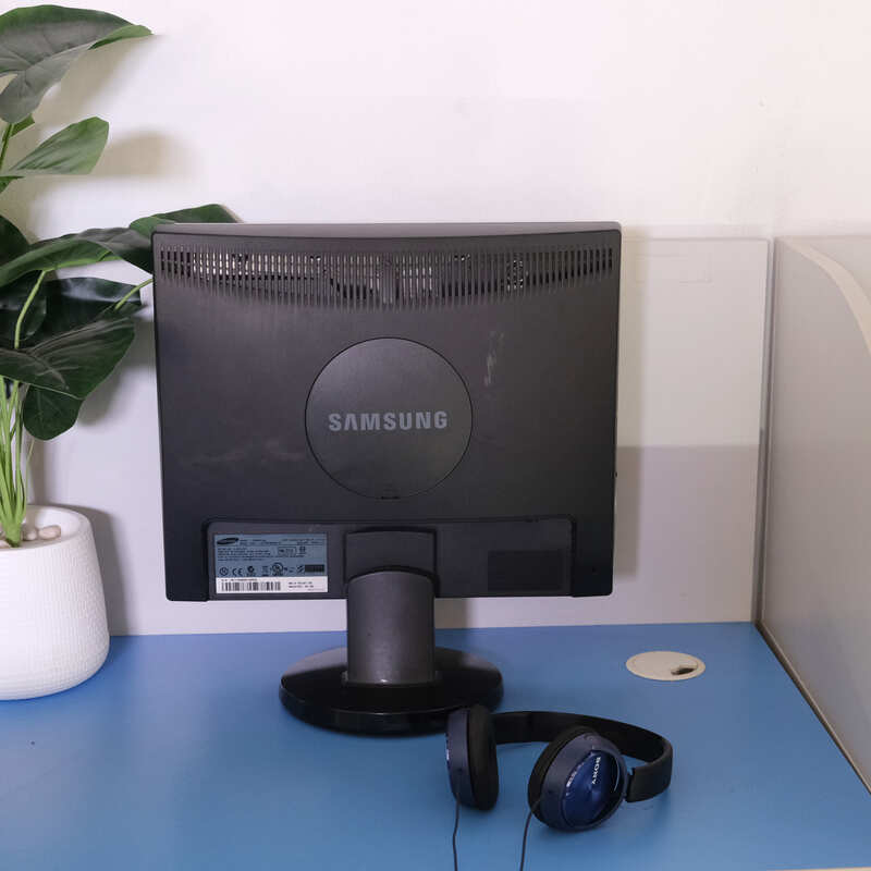 Computer screen Samsung 17.5 inches works normally.