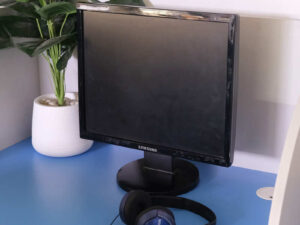 Computer screen Samsung 17.5 inches works normally.