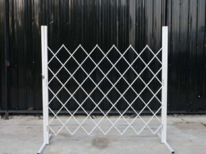 Steel barrier, extendable to 1.9 meters, temporary floor panel retractable fence