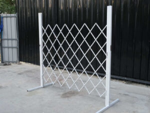 Steel barrier, extendable to 1.9 meters, temporary floor panel retractable fence
