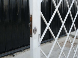 Steel barrier, extendable to 1.9 meters, temporary floor panel retractable fence
