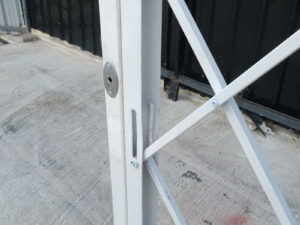 Steel barrier, extendable to 1.9 meters, temporary floor panel retractable fence
