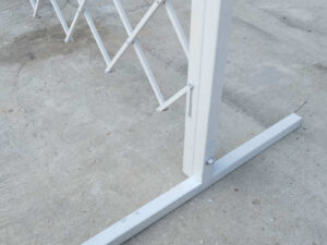 Steel barrier, extendable to 1.9 meters, temporary floor panel retractable fence