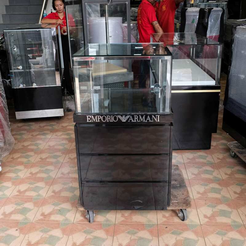 Jewelry cabinet, glass cabinet to display products Square shape, 1 glass door opening, black wooden base.