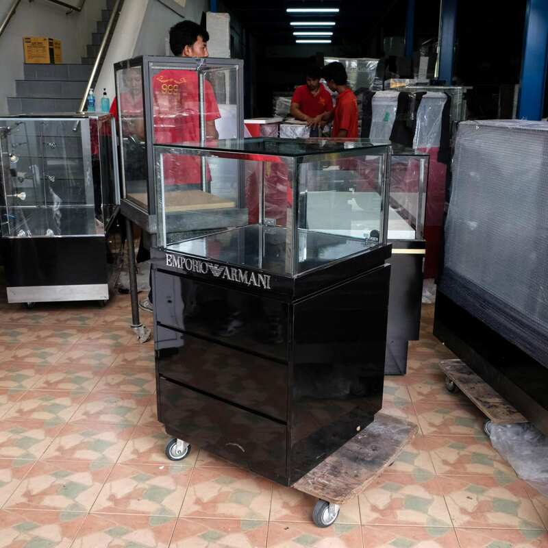 Jewelry cabinet, glass cabinet to display products Square shape, 1 glass door opening, black wooden base.