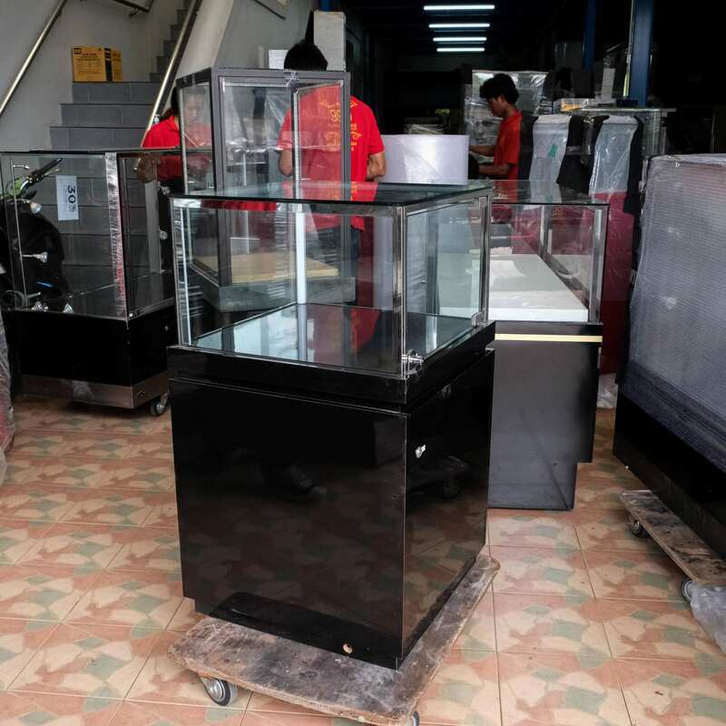 Jewelry cabinet, glass cabinet to display products Square shape, 1 glass door opening, black wooden base.
