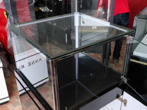 Jewelry cabinet, glass cabinet to display products Square shape, 1 glass door opening, black wooden base.