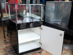 Jewelry cabinet, glass cabinet to display products Square shape, 1 glass door opening, black wooden base.