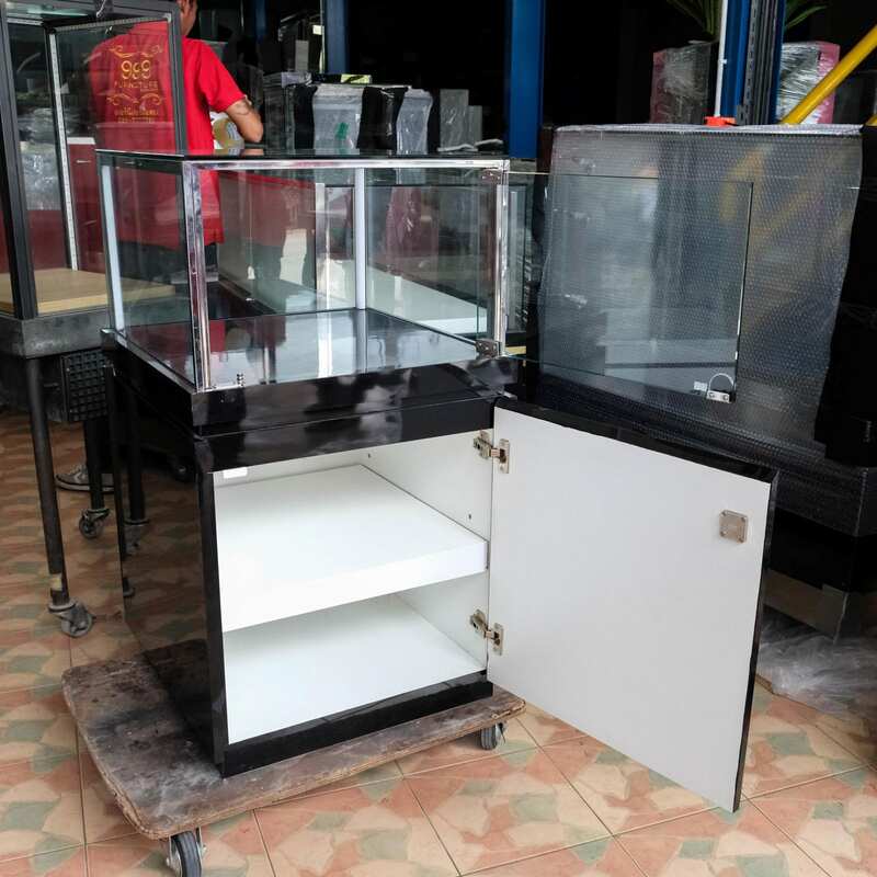 Jewelry cabinet, glass cabinet to display products Square shape, 1 glass door opening, black wooden base.