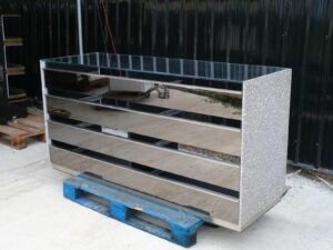 Large counter, 180 cm glass top, left-right marble walls. Wooden base, stainless steel edge