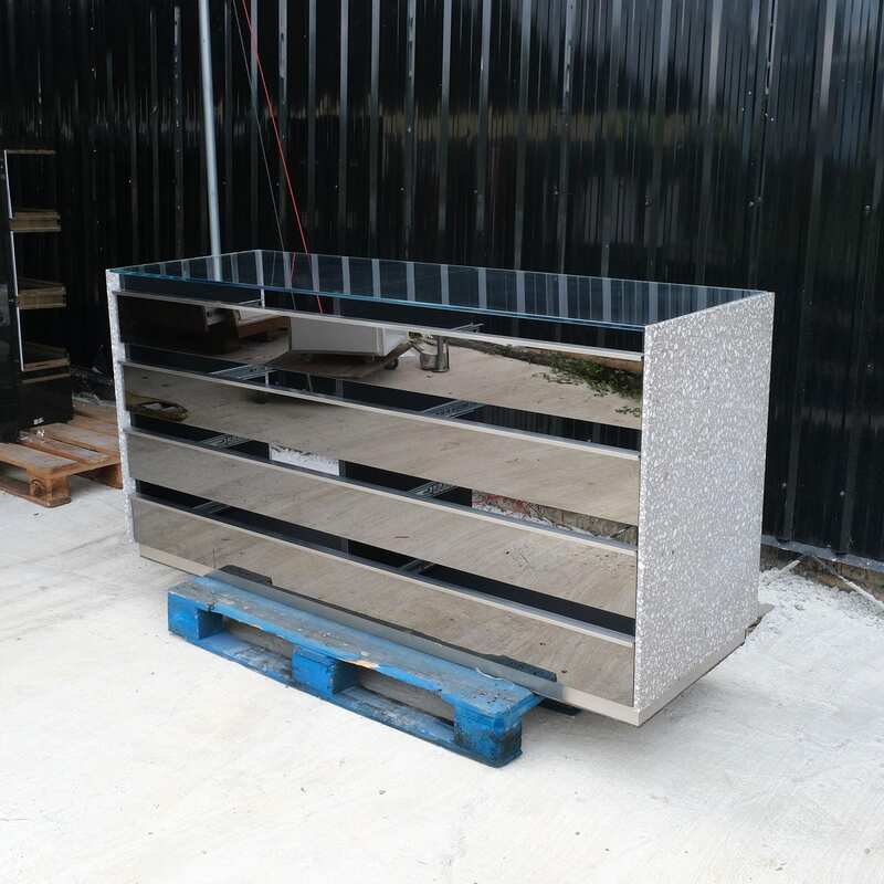 Large counter, 180 cm glass top, left-right marble walls. Wooden base, stainless steel edge