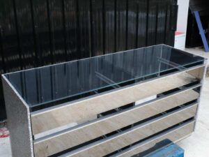 Large counter, 180 cm glass top, left-right marble walls. Wooden base, stainless steel edge
