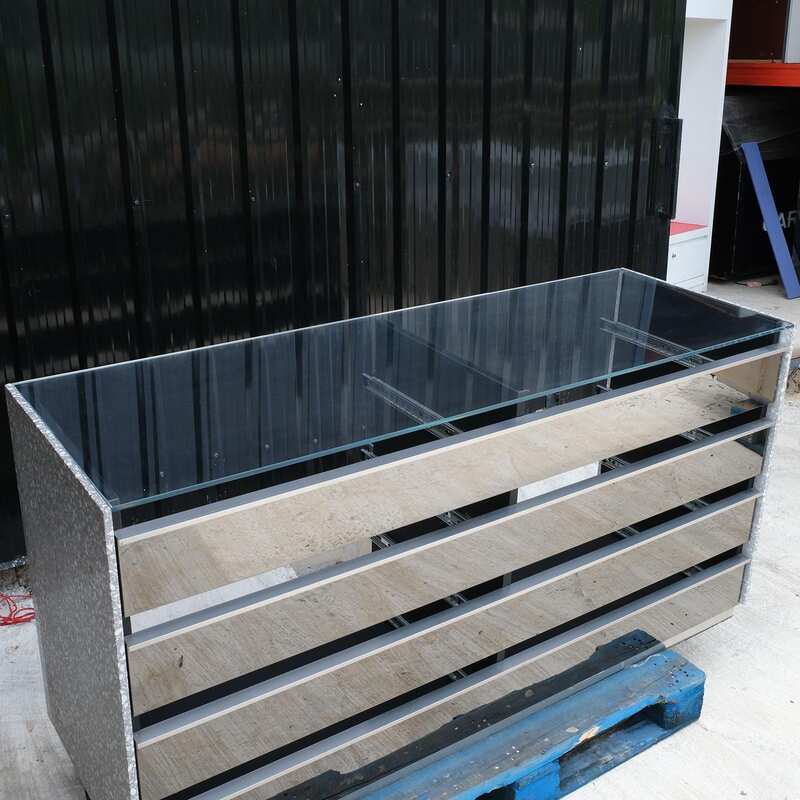 Large counter, 180 cm glass top, left-right marble walls. Wooden base, stainless steel edge