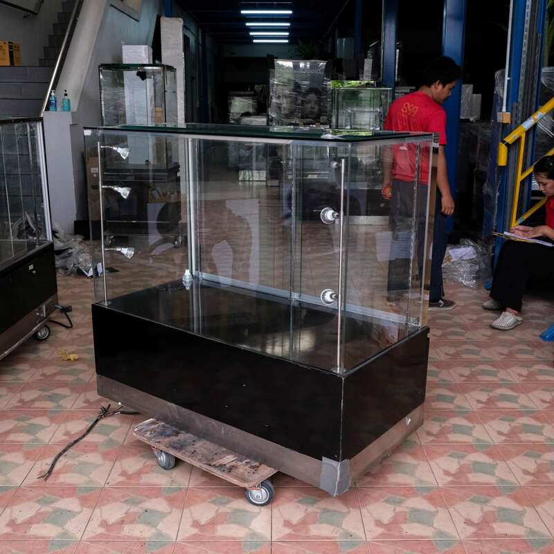 Jewelry cabinet, glass cabinet to display products Rectangular shape, tall mirror, sliding glass door. Wooden base, stainless steel edge