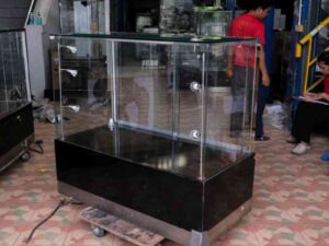Jewelry cabinet, glass cabinet to display products Rectangular shape, tall mirror, sliding glass door. Wooden base, stainless steel edge
