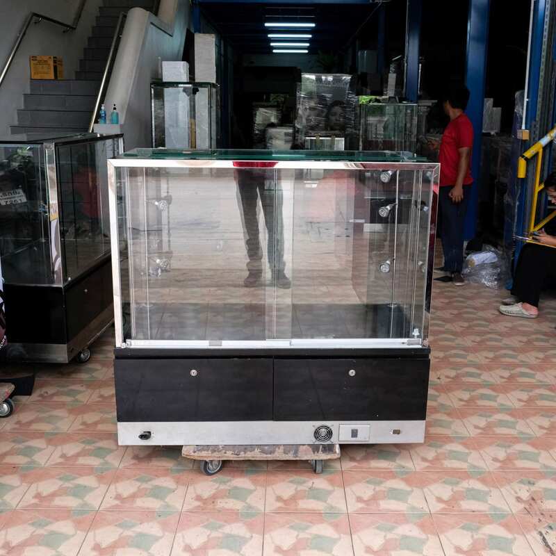 Jewelry cabinet, glass cabinet to display products Rectangular shape, tall mirror, sliding glass door. Wooden base, stainless steel edge