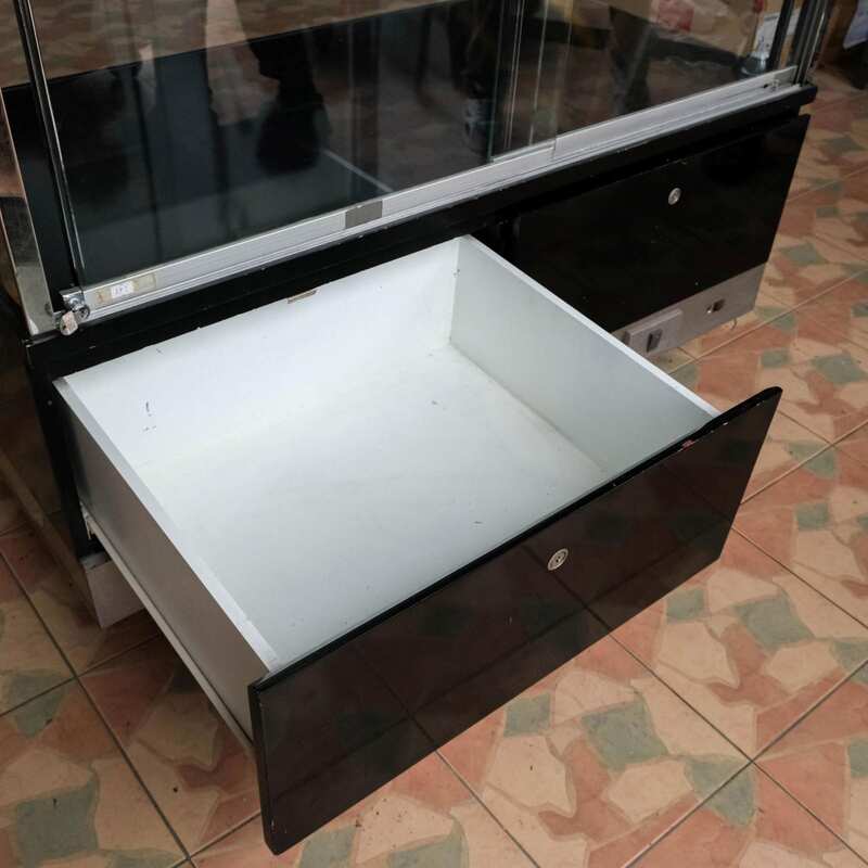 Jewelry cabinet, glass cabinet to display products Rectangular shape, tall mirror, sliding glass door. Wooden base, stainless steel edge