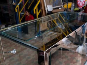 Jewelry cabinet, glass cabinet to display products Rectangular shape, tall mirror, sliding glass door. Wooden base, stainless steel edge
