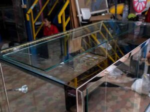 Jewelry cabinet, glass cabinet to display products Rectangular shape, tall mirror, sliding glass door. Wooden base, stainless steel edge