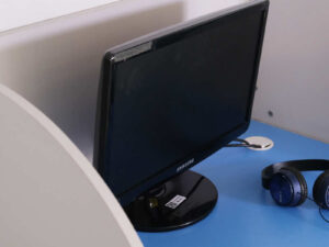 Computer screen samsung 18.5" Wide Screen LCD Monitor S19A10N works normally.
