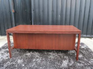 Work desk, 3 drawers, 1 door, wooden frame, mahogany color.