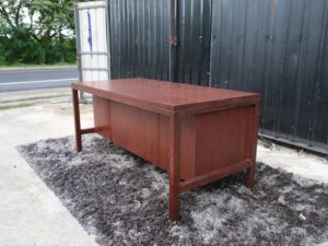 Work desk, 3 drawers, 1 door, wooden frame, mahogany color.