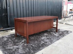 Work desk, 3 drawers, 1 door, wooden frame, mahogany color.