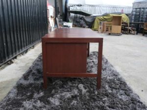 Work desk, 3 drawers, 1 door, wooden frame, mahogany color.