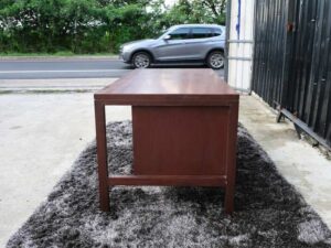 Work desk, 3 drawers, 1 door, wooden frame, mahogany color.