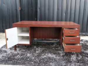 Work desk, 3 drawers, 1 door, wooden frame, mahogany color.