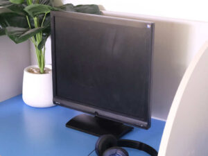 BenQ computer screen 17.5 inches, model ET-0005-B, works normally.