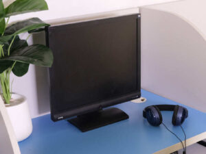 BenQ computer screen 17.5 inches, model ET-0005-B, works normally.
