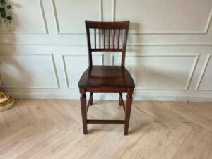 Wooden chair, brown dining chair, beautiful design, slightly curved backrest.