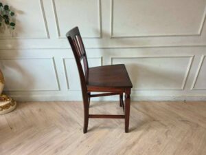 Wooden chair, brown dining chair, beautiful design, slightly curved backrest.