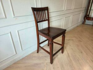 Wooden chair, brown dining chair, beautiful design, slightly curved backrest.