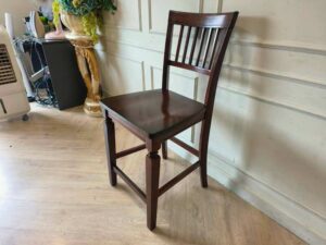 Wooden chair, brown dining chair, beautiful design, slightly curved backrest.