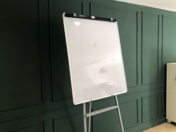 Flipchart 80 x 100 cm. Flipchart board. White board.