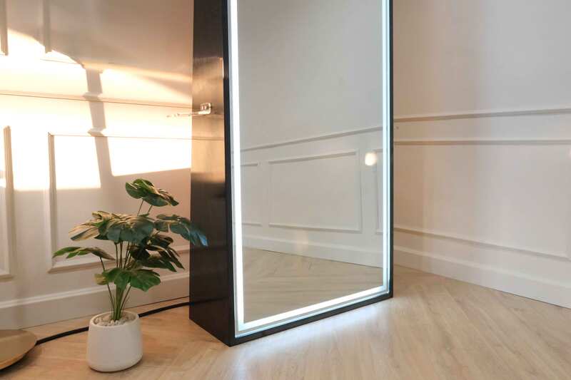 Beauty salon mirror, floor-standing, with LED lights, on-off touch system, mirror with lights, gold-black LED mirror, white light mirror, beauty salon mirror with power plug, new products.