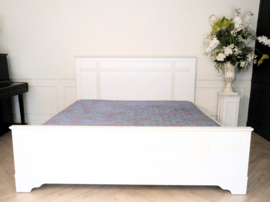 Bed with headboard, white wooden frame, with mattress