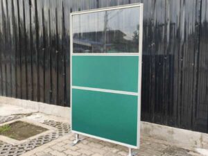 Partition above glass The bottom is solid, dark green.