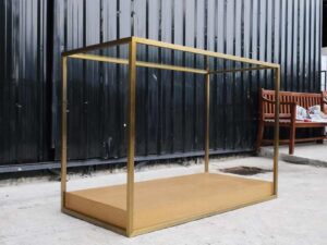 Product display shelf Product shelves, glass top, gold-colored steel frame brown wooden base