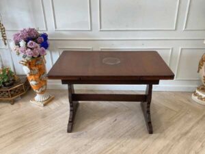 wooden dining table Can be extended to both sides.