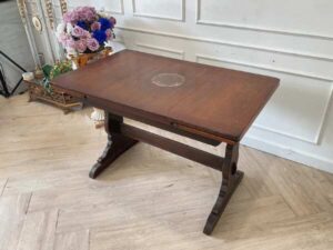 wooden dining table Can be extended to both sides.