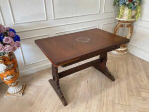 wooden dining table Can be extended to both sides.